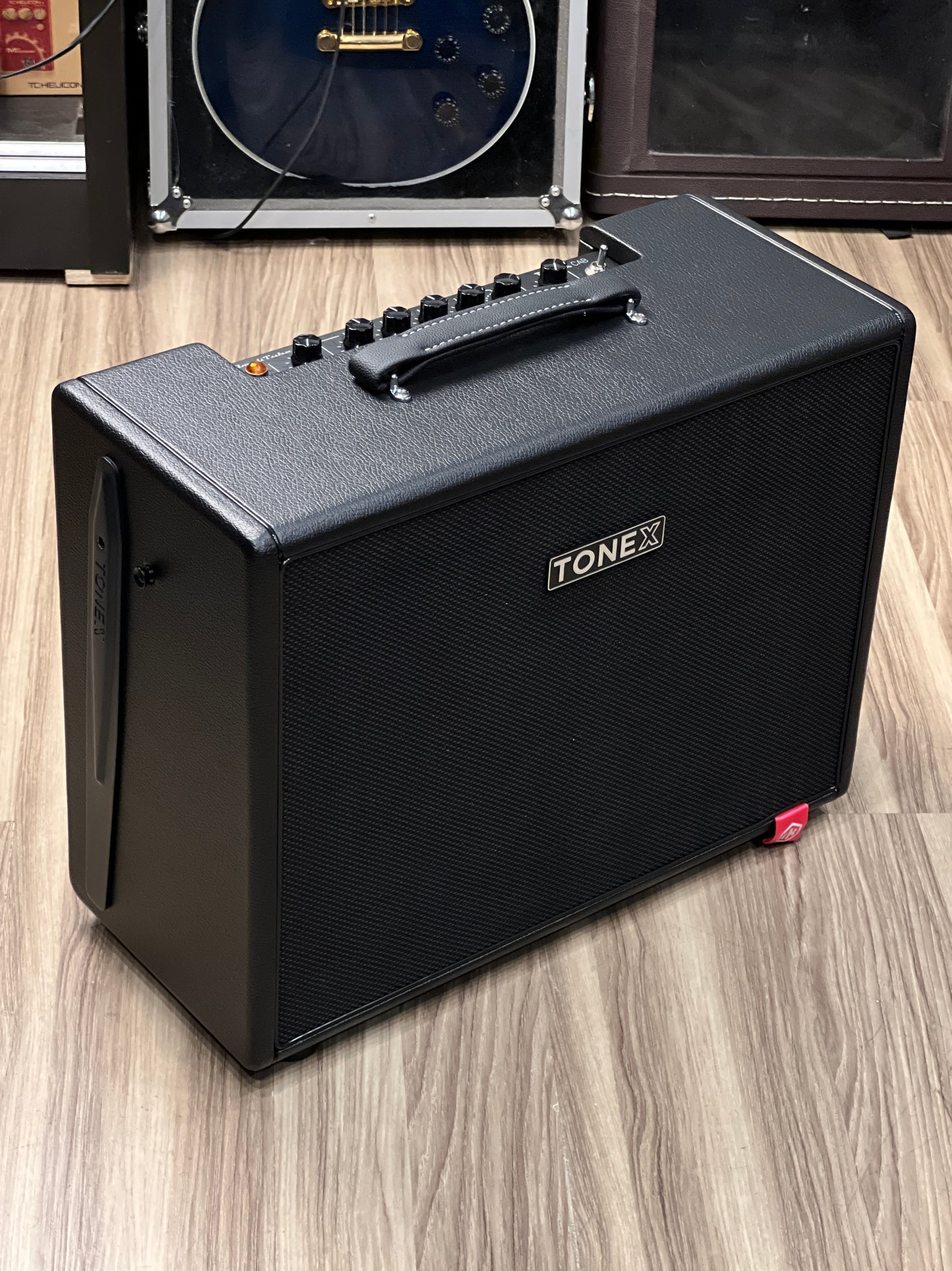 IK Multimedia TONEX Cab 700-watt 1 x 12-inch Powered Speaker Cabinet in Black