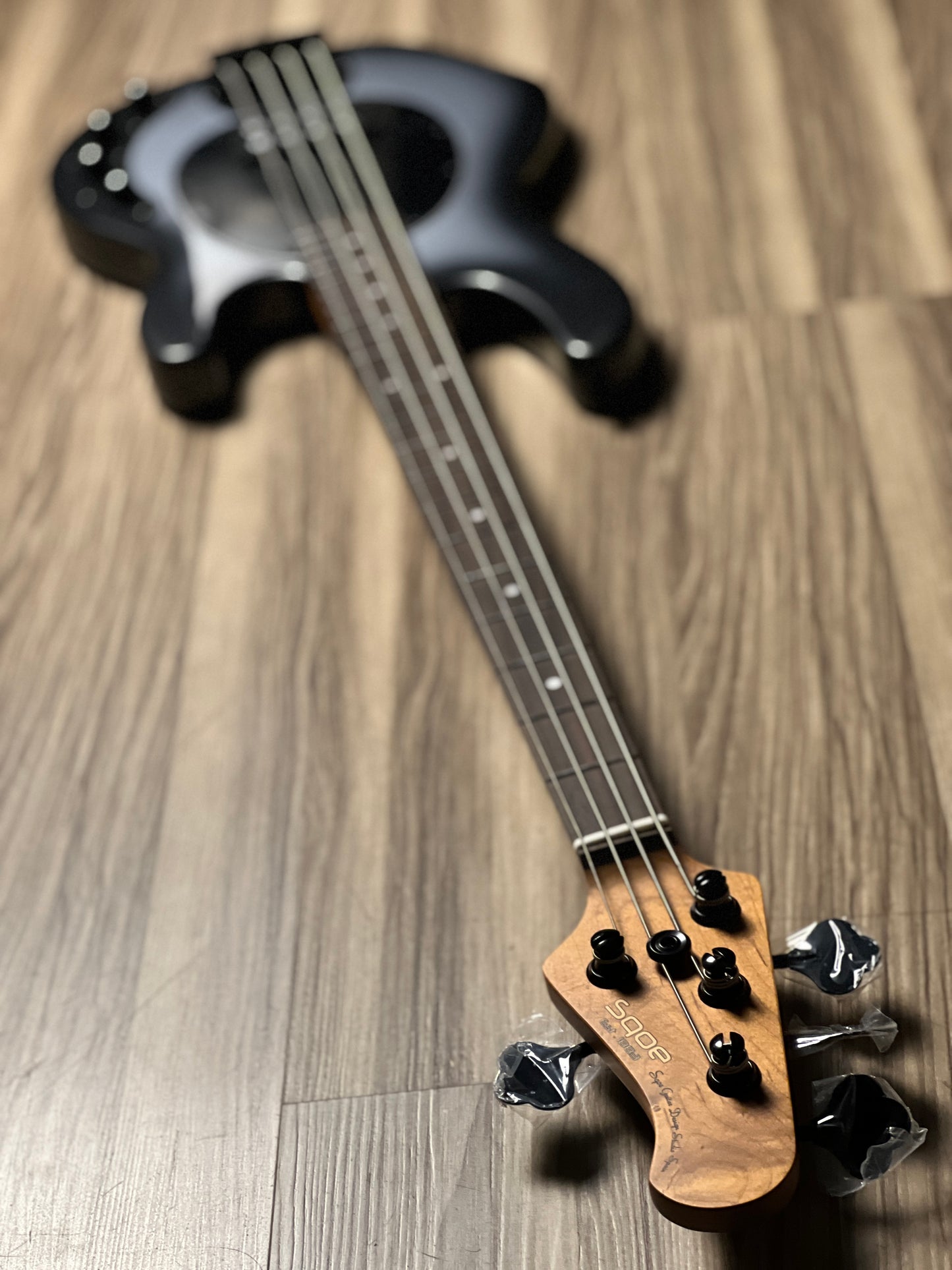 SQOE SBMS200 MWA 4 String Bass in Metallic Silverburst