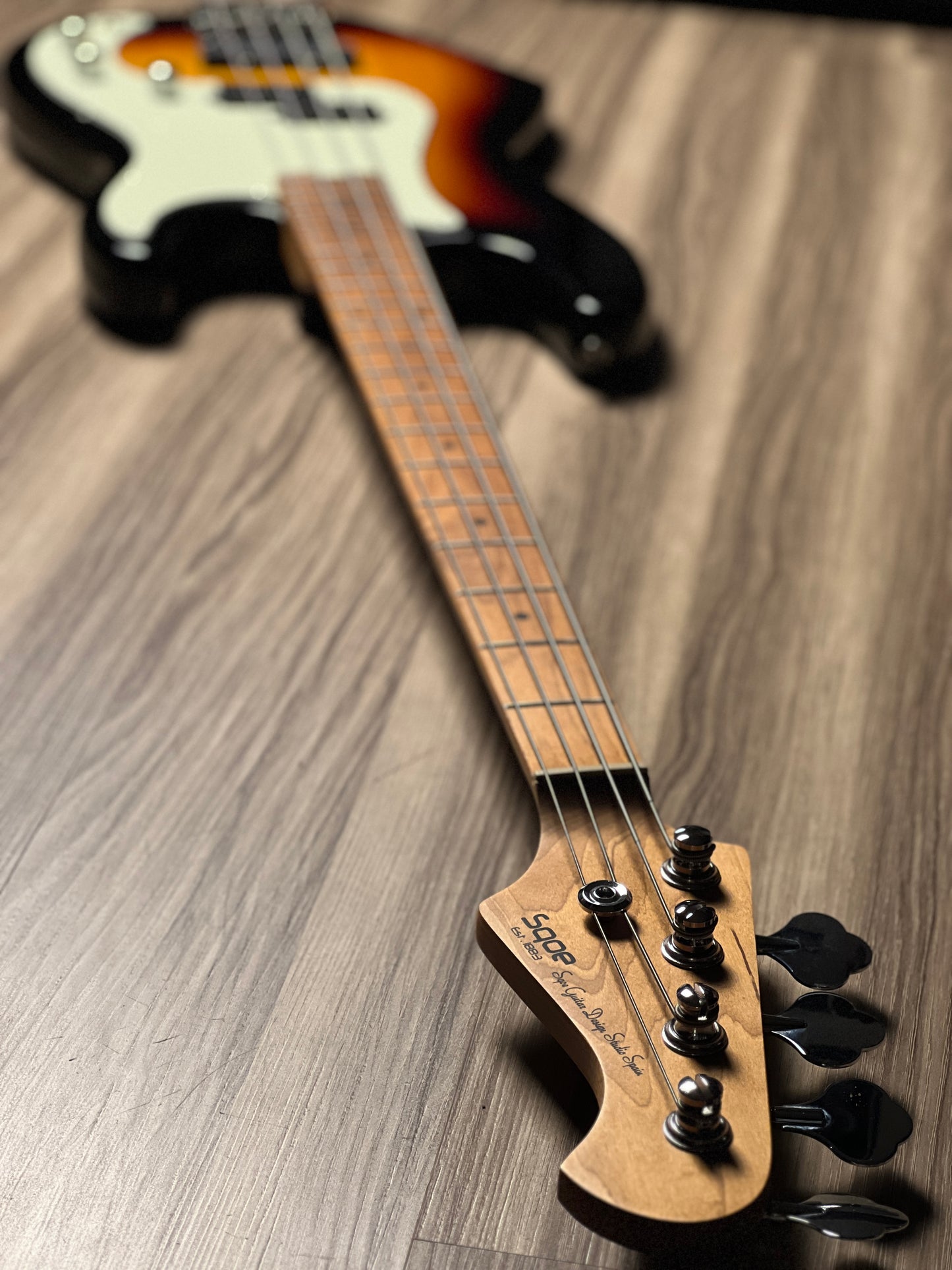SQOE SPJ600 Roasted Maple Series Bass in 3-Tone Sunburst