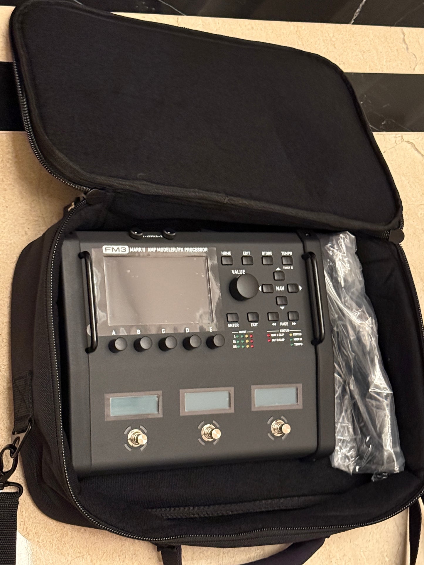 Gator G-MULTIFX-1510 - 15 x 10-inch Effects Pedal Bag (fit for Fractal FM3)