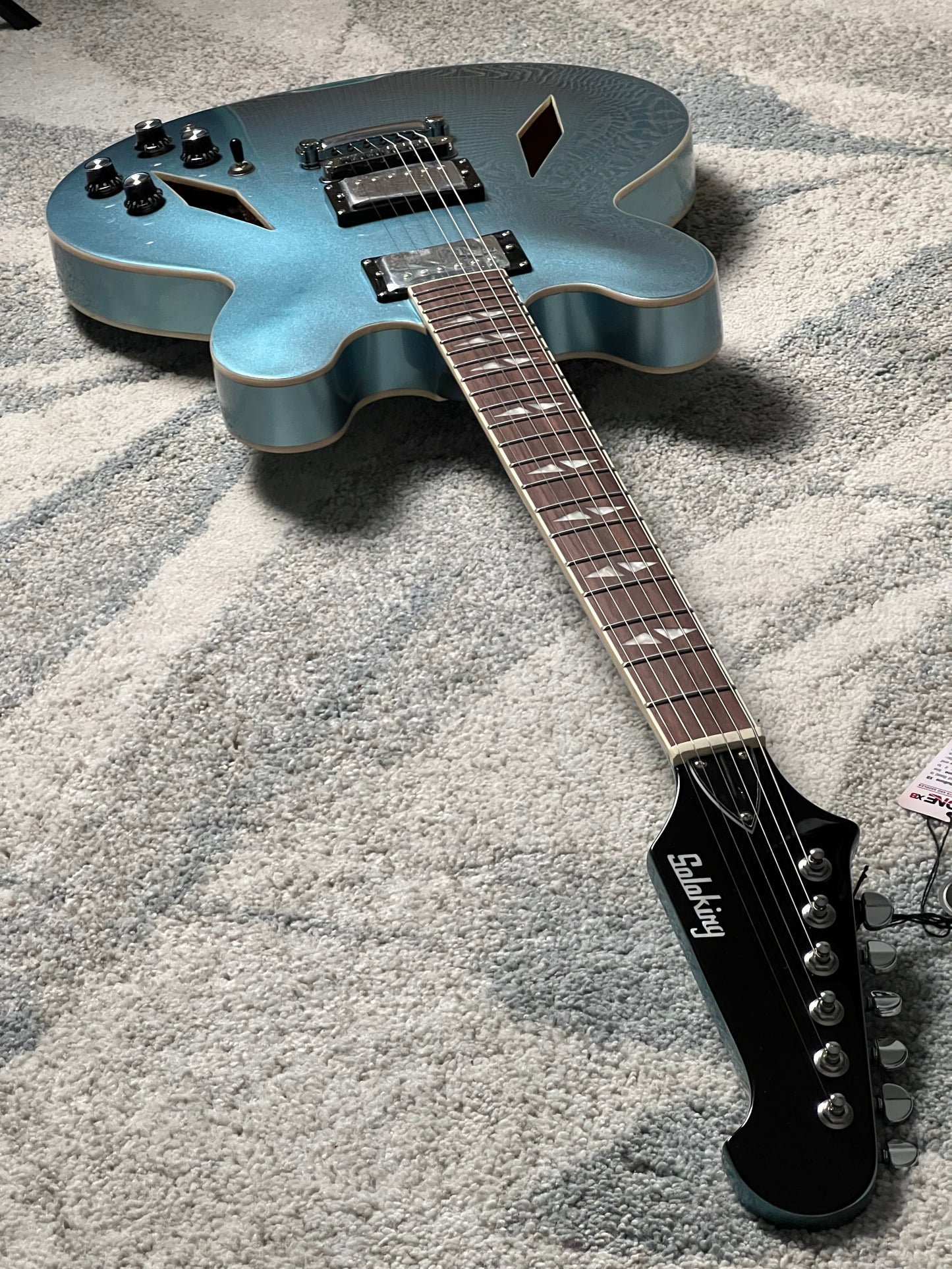 Soloking SDG-335 เพลงบรรณาการสไตล์ Dave Grohl ใน Pelham Blue