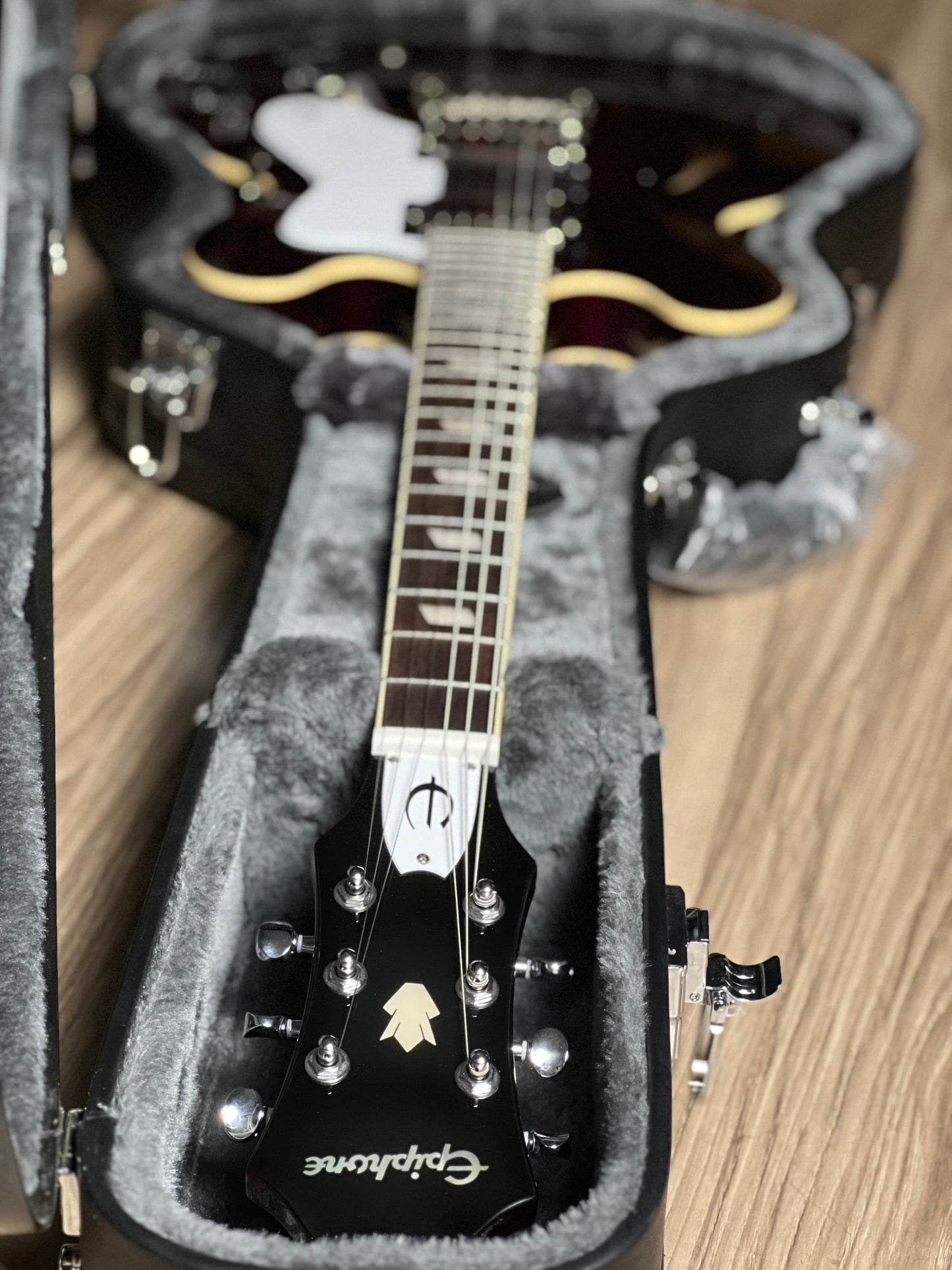 Epiphone Noel Gallagher Riviera Dark Red Wine (Incl. Hardcase)