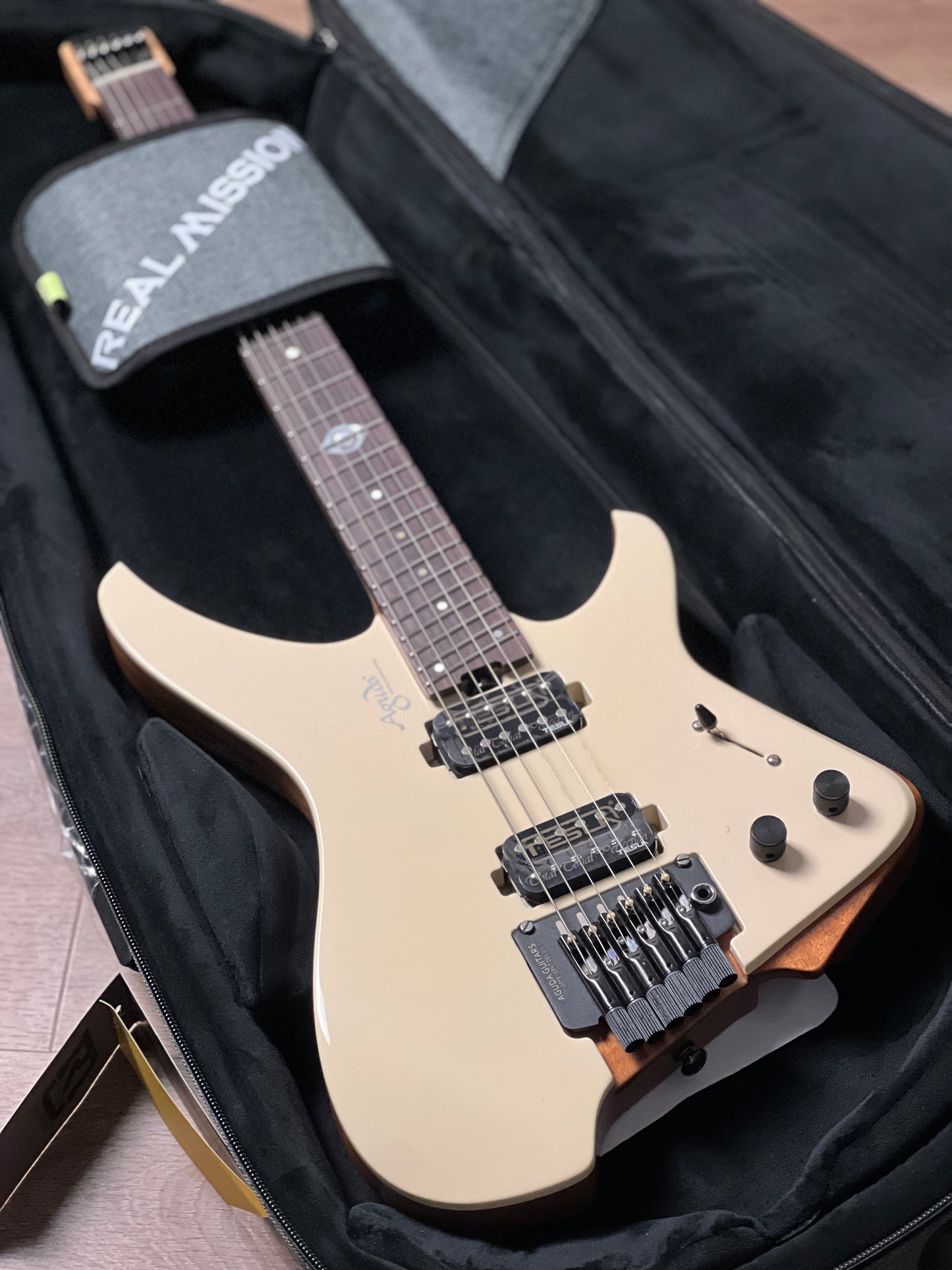 Aguda Black Hole Pro 2025 in White with Natural Back