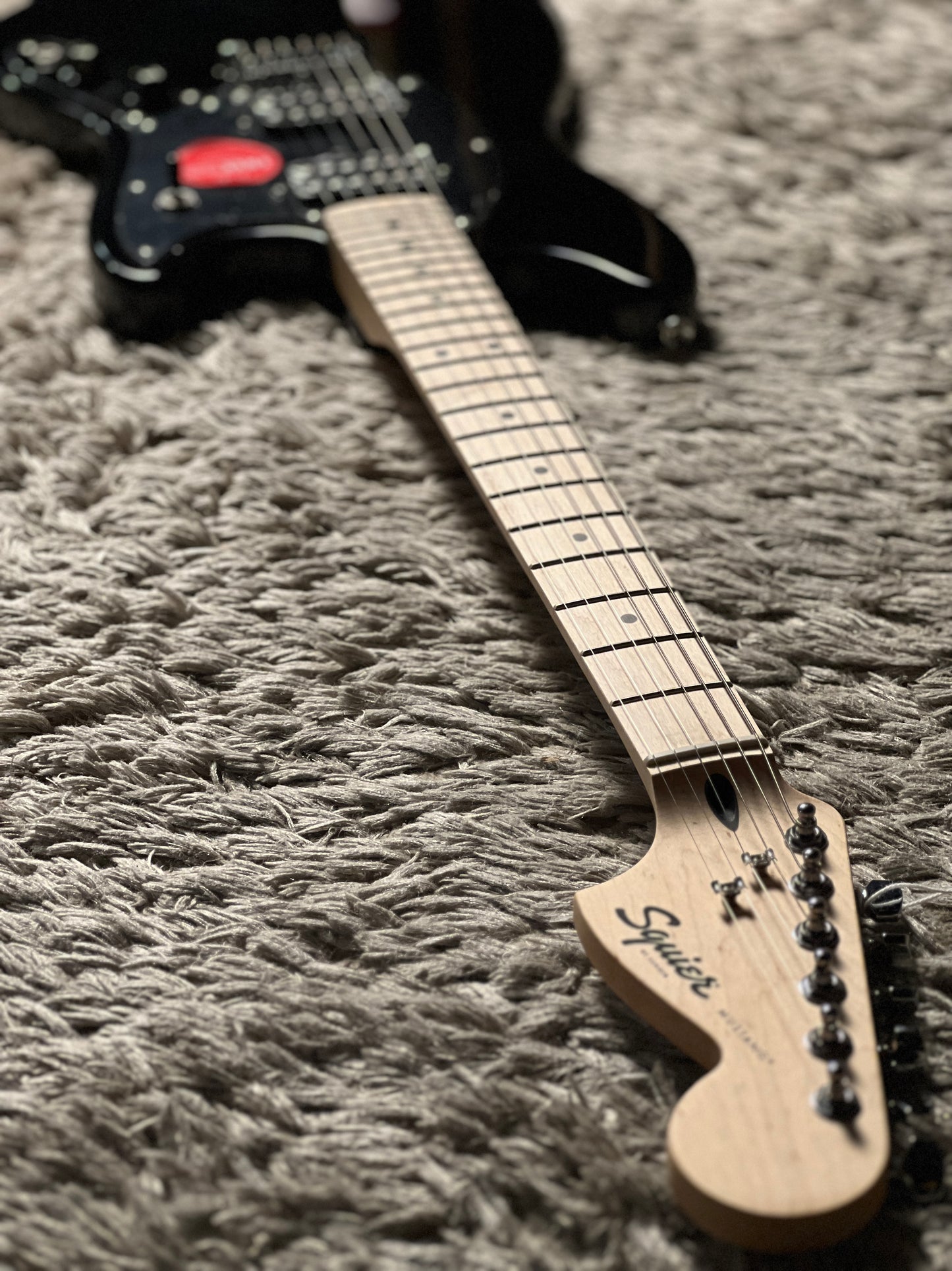 Squier Ltd Ed Sonic Mustang HH with Maple FB in Black