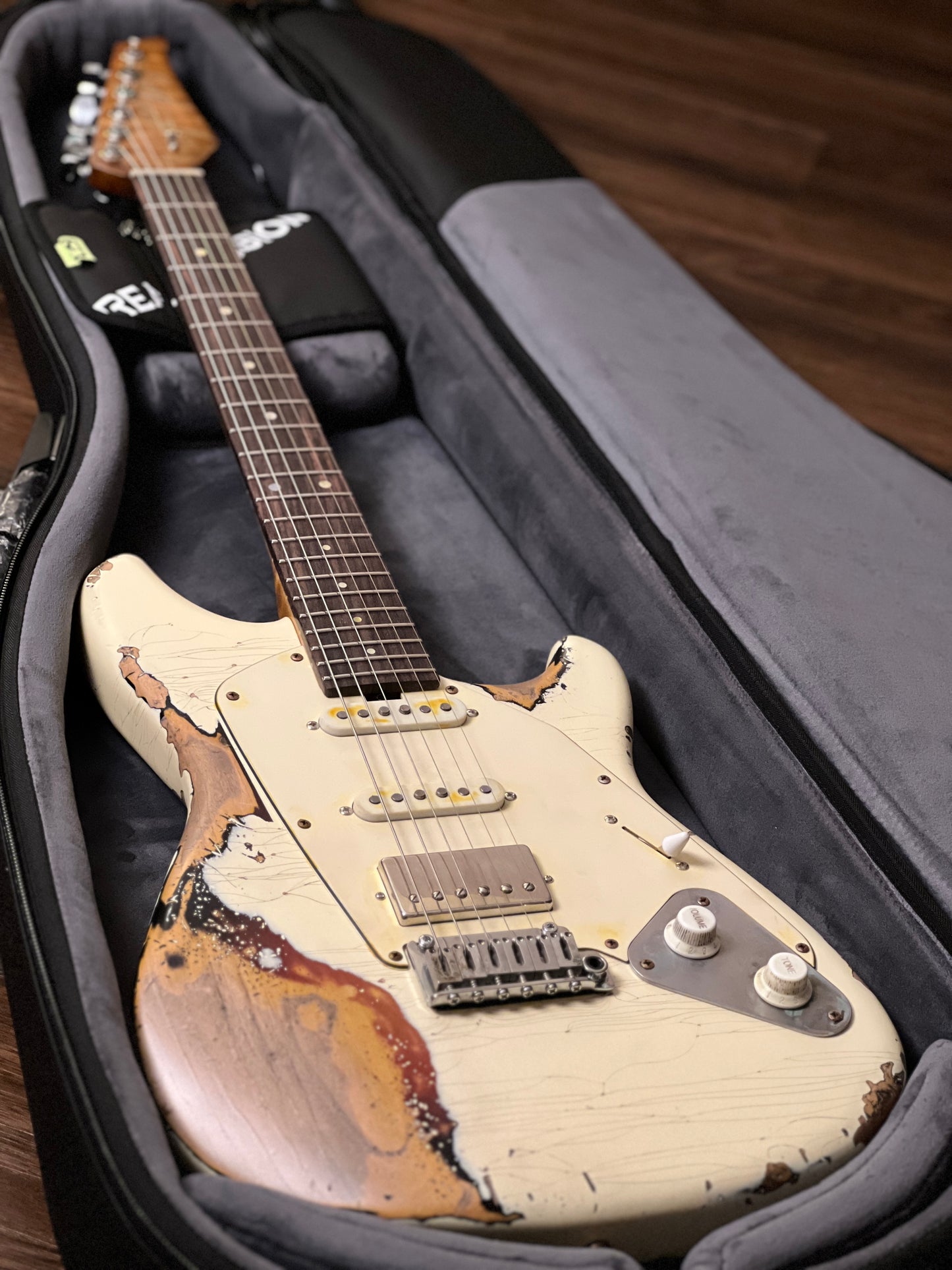 Aguda Jerry king Steam Tone 1981 in Olympic White Over Sunburst Heavy Relic