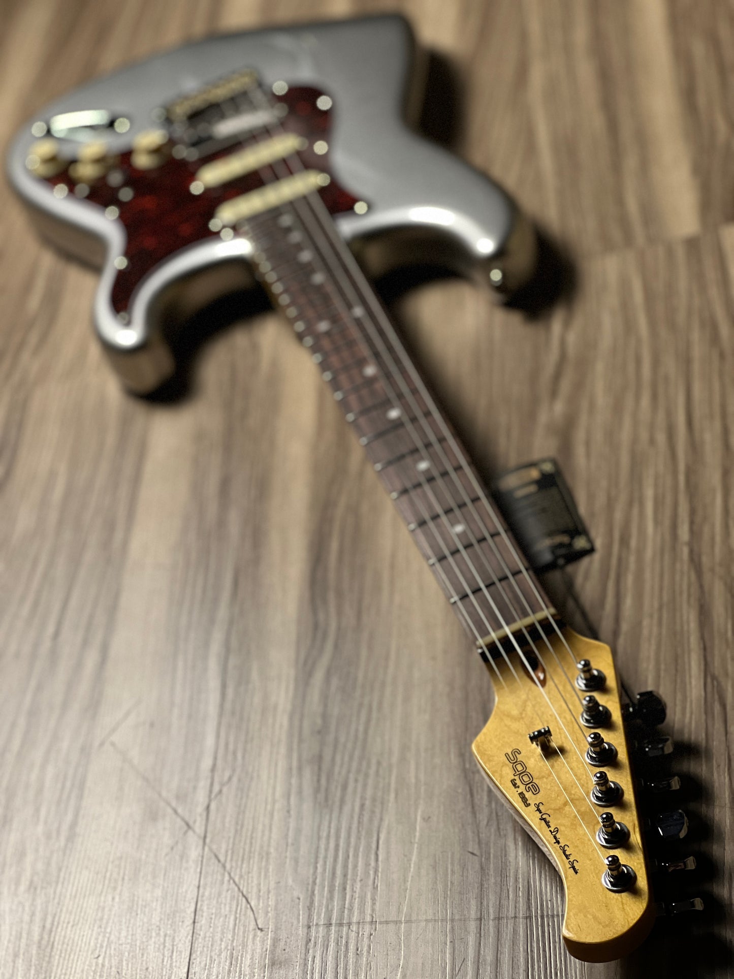 SQOE SEST1000 HSS Custom Shop Series in Inca Silver Limited Edition with Hardshell Case