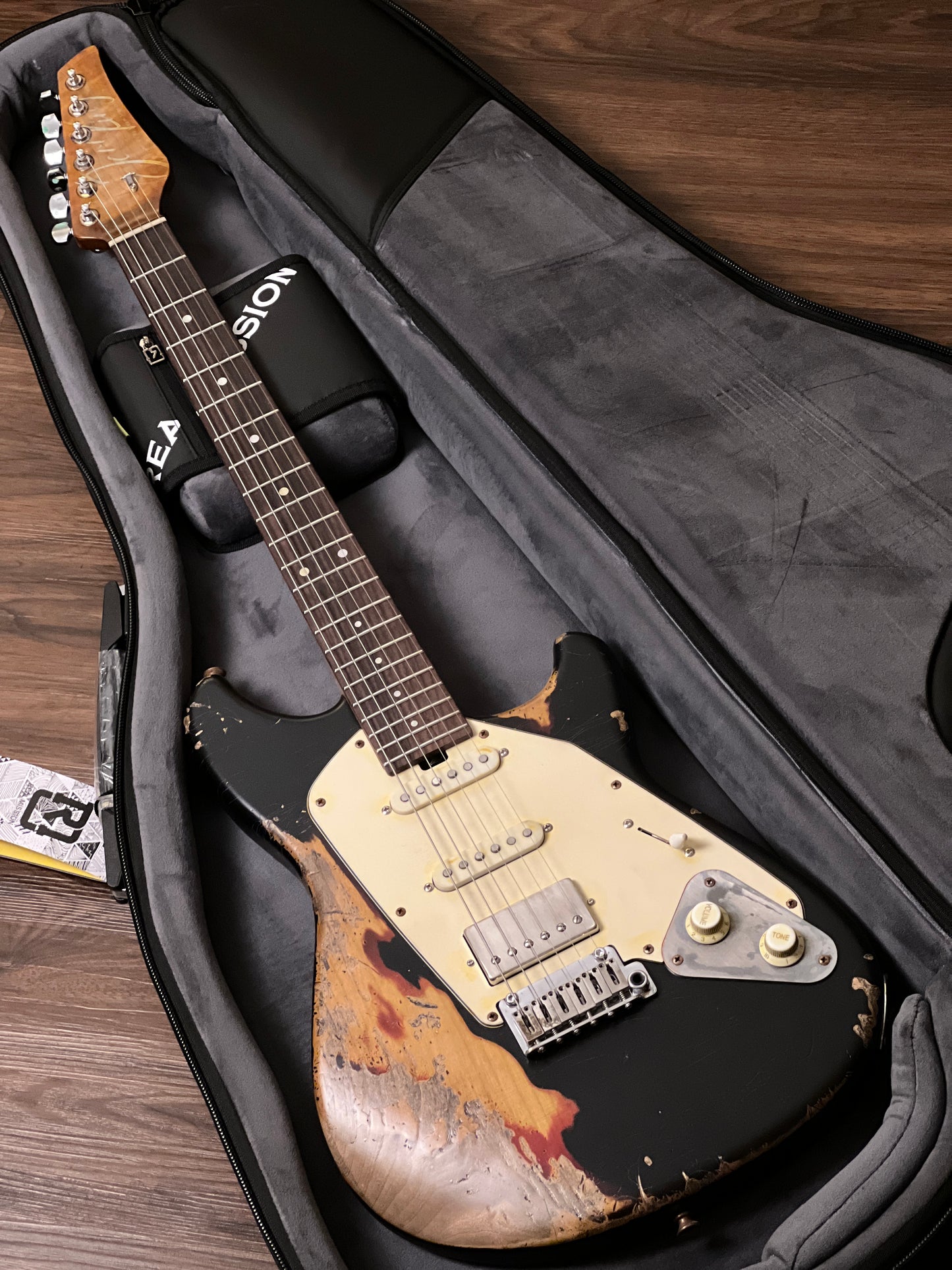 Aguda Jerry king Steam Tone 1981 in Black Over Sunburst Heavy Relic