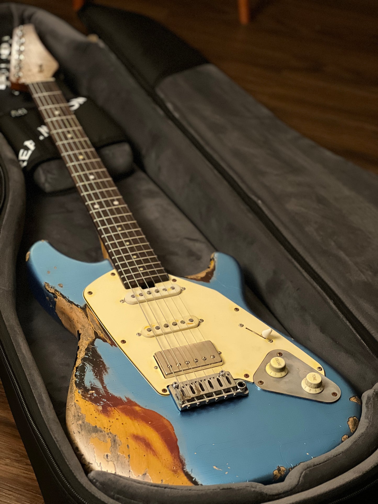 Aguda Jerry king Steam Tone 1981 in Lake Placid Blue Over Sunburst Heavy Relic
