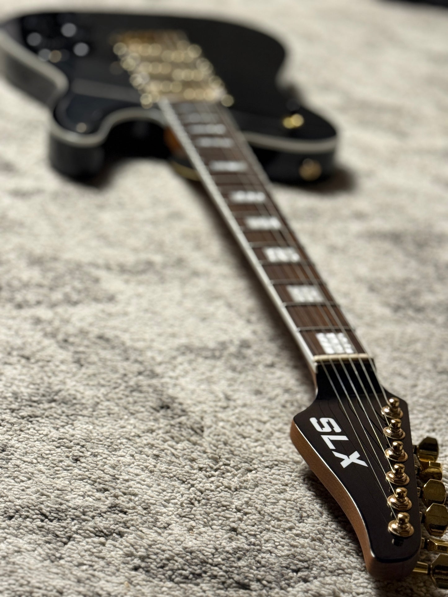 SLX Raven TM 22 Deluxe V HHH in Black Beauty with Ebony FB and Vegatrem