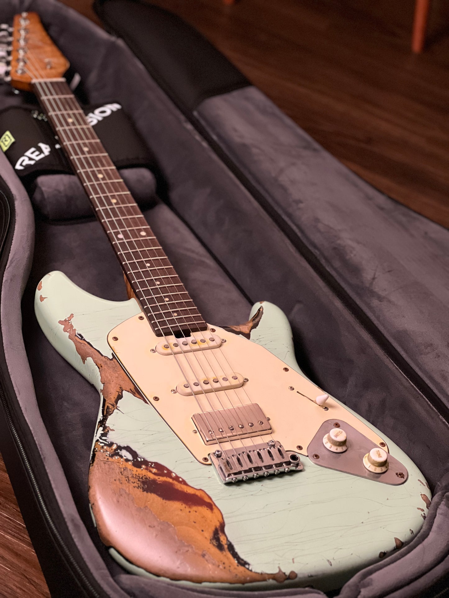 Aguda Jerry king Steam Tone 1981 in Seafoam Green Over Sunburst Heavy Relic