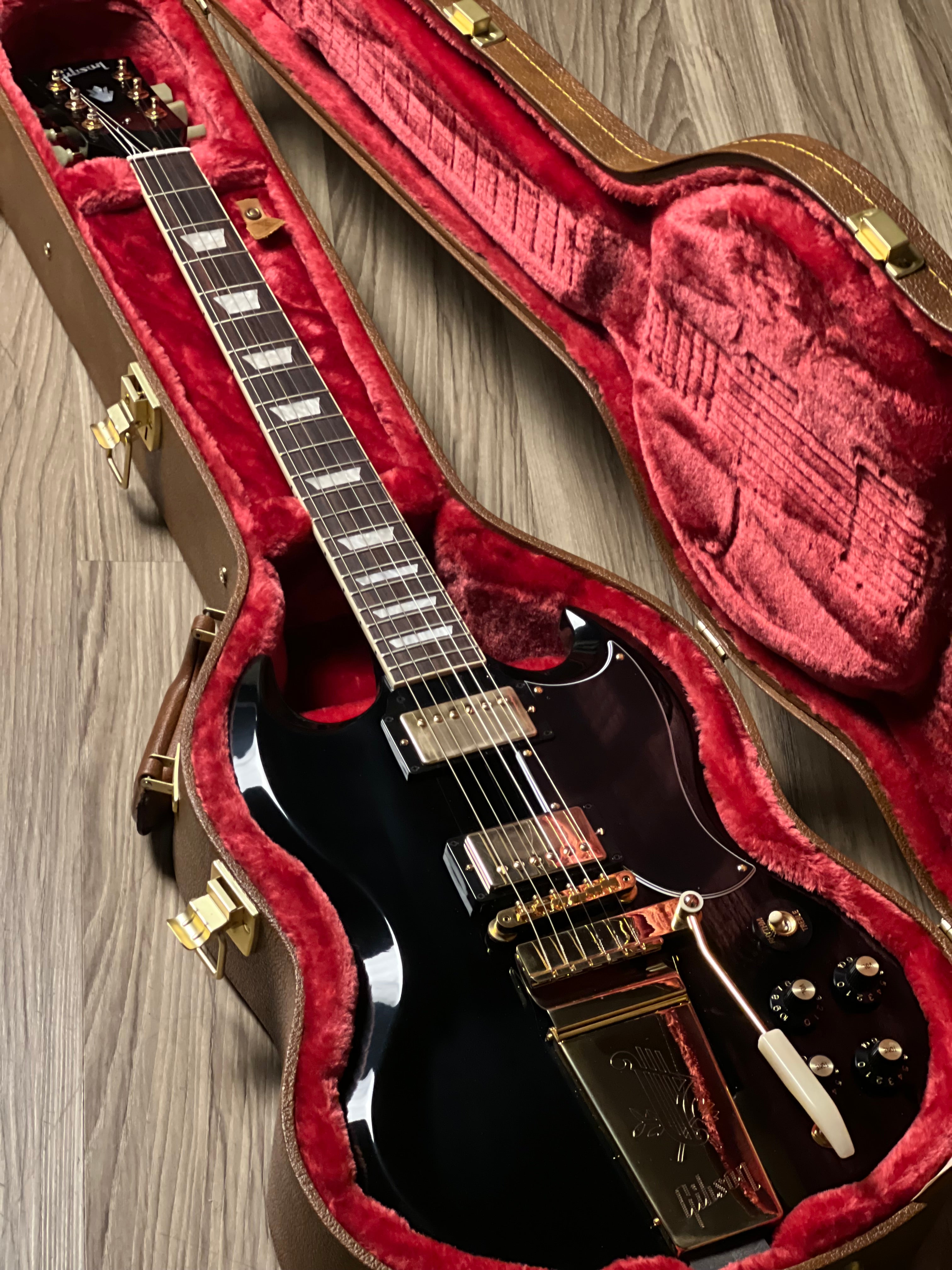 Gibson SG Standard '61 Maestro Vibrola T-Type in Ebony w/Case