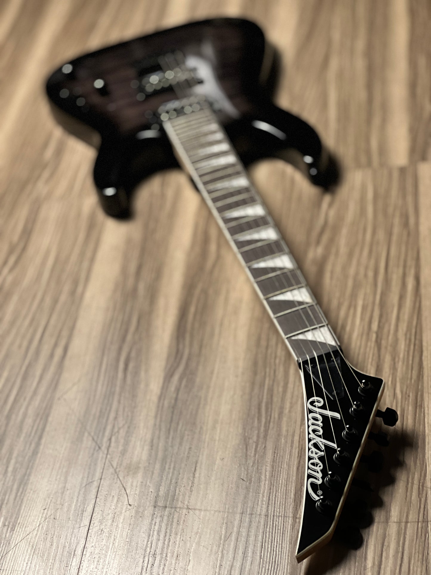 Jackson JS Series Dinky Arch Top JS32Q DKA HT with Amaranth FB in Transparent Black Burst