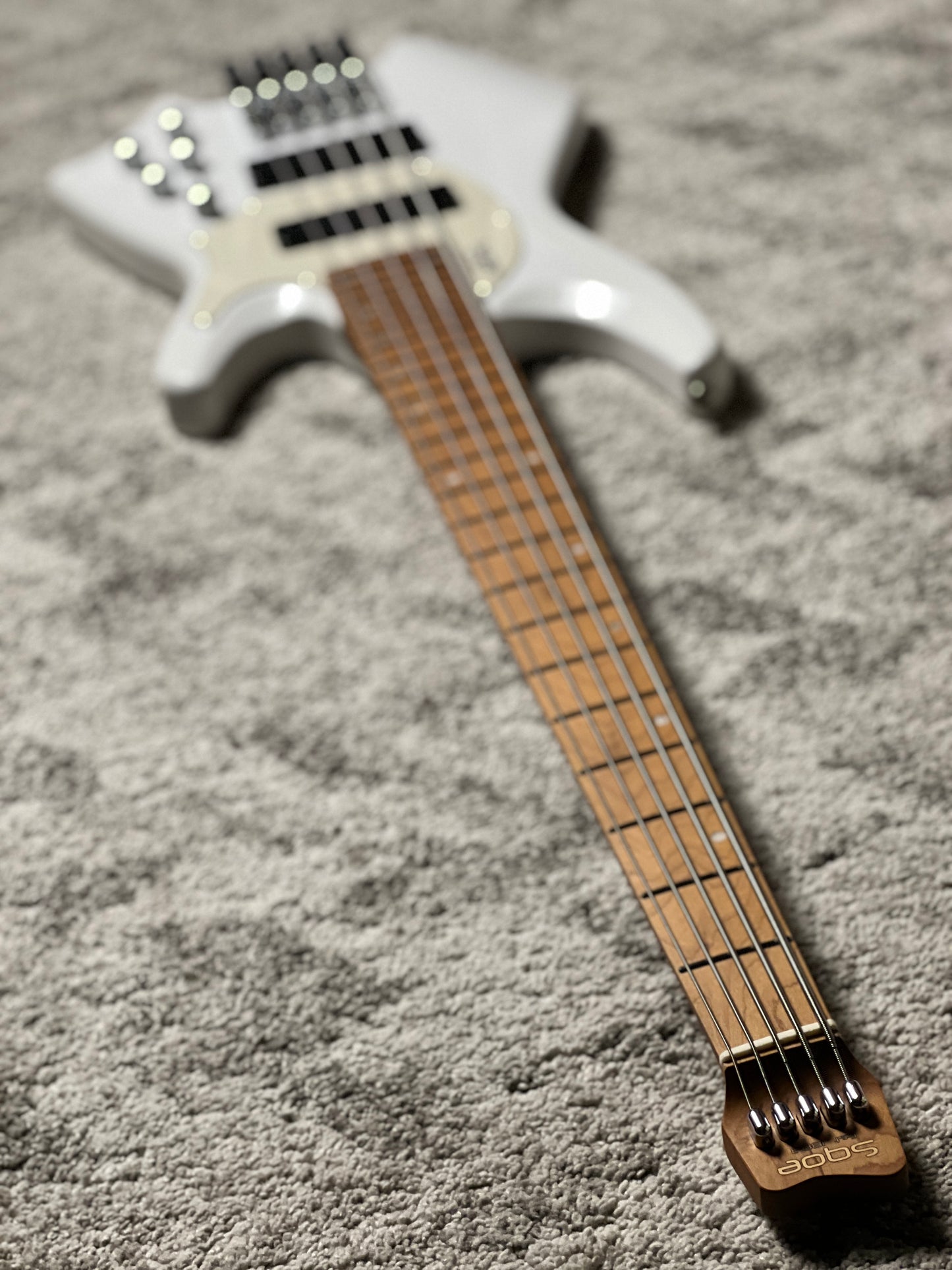 SQOE SBWT750 WH Warrior 5-String Headless Bass in Pearl White