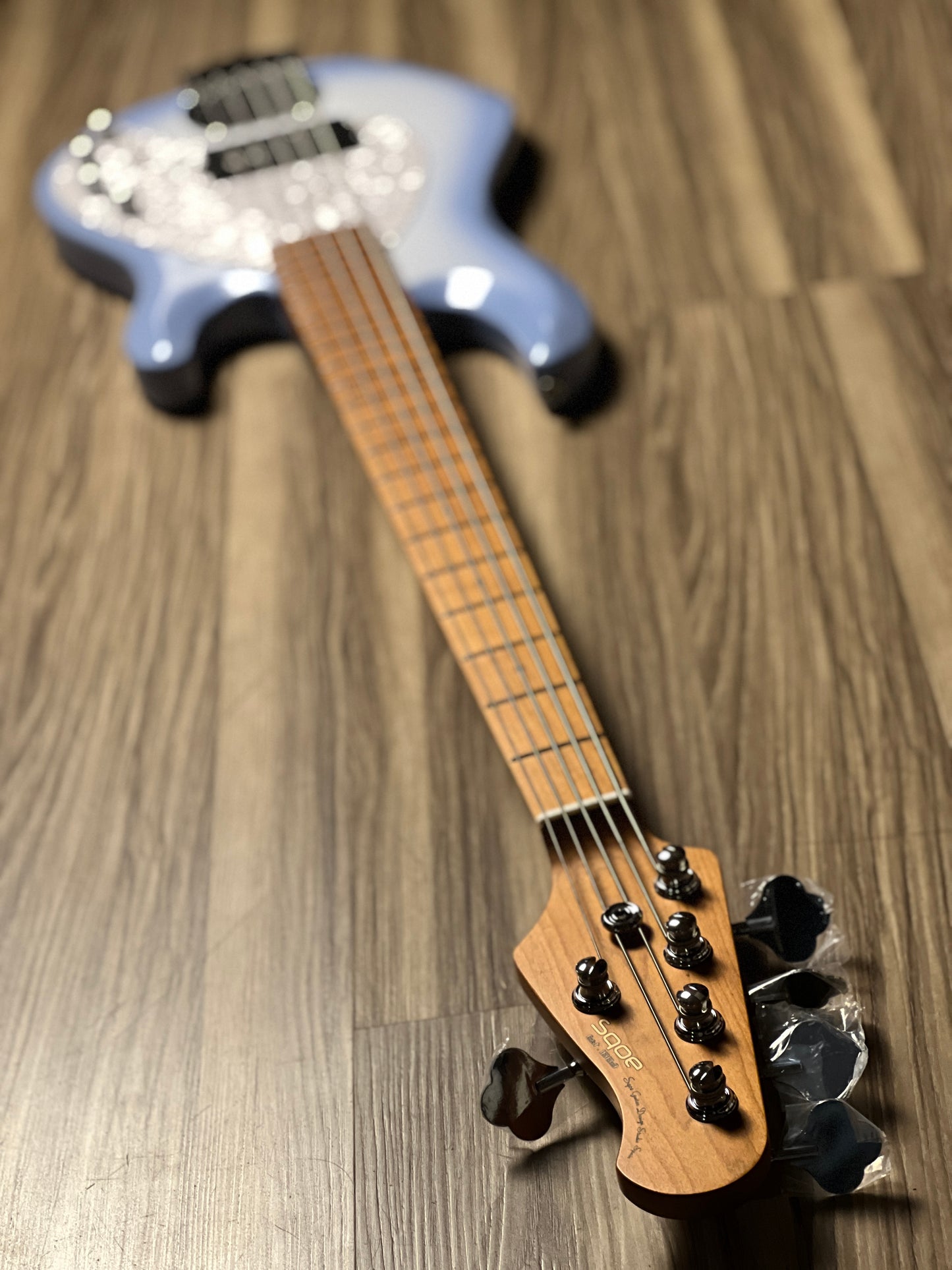 SQOE SBMS500 MWH 5 String Bass in Metallic White Burst