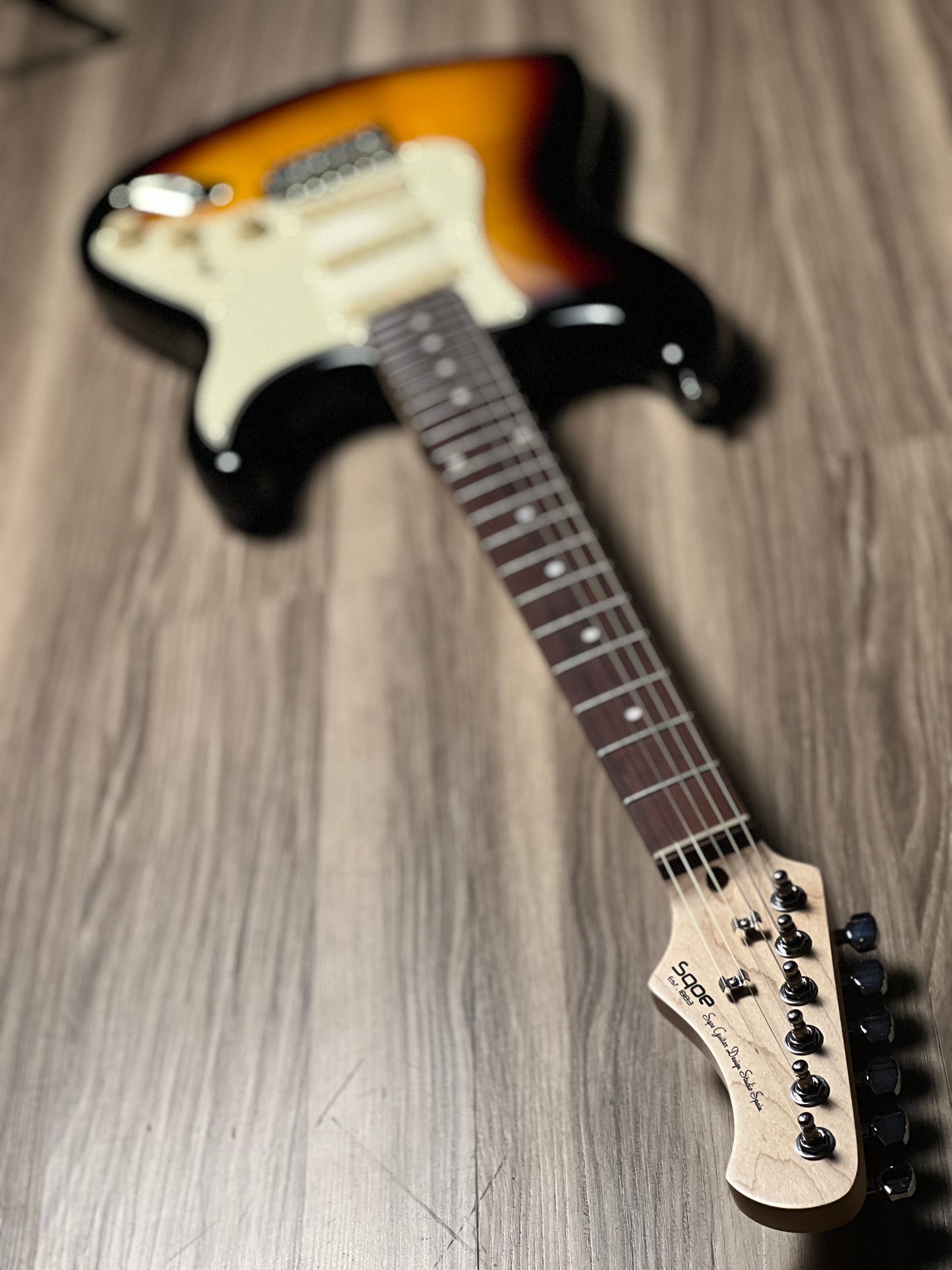 SQOE SEST200 Genesis Series in 3-Tone Sunburst