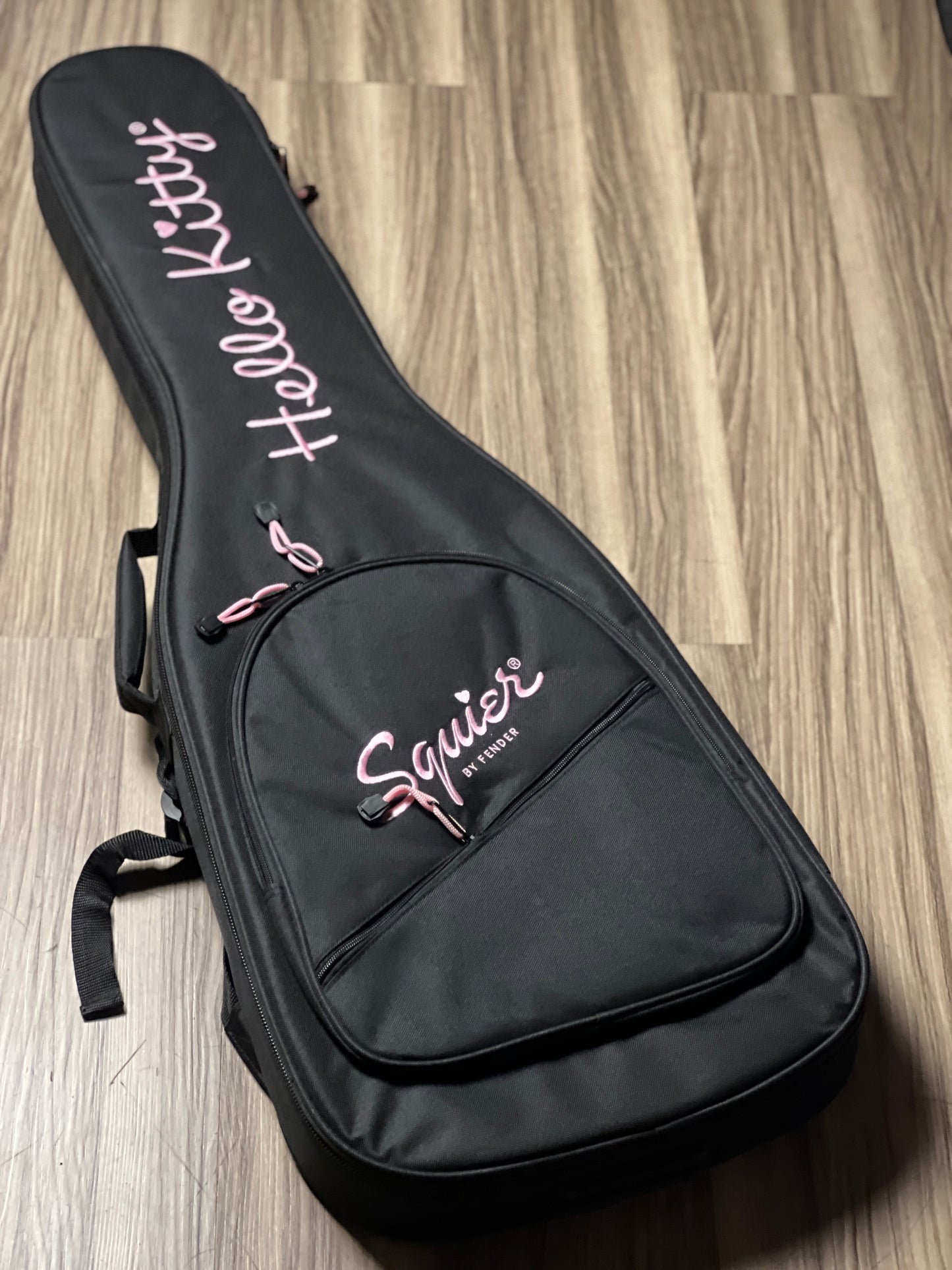 Squier by Fender Limited Edition Hello Kitty Stratocaster with Maple FB in Pink