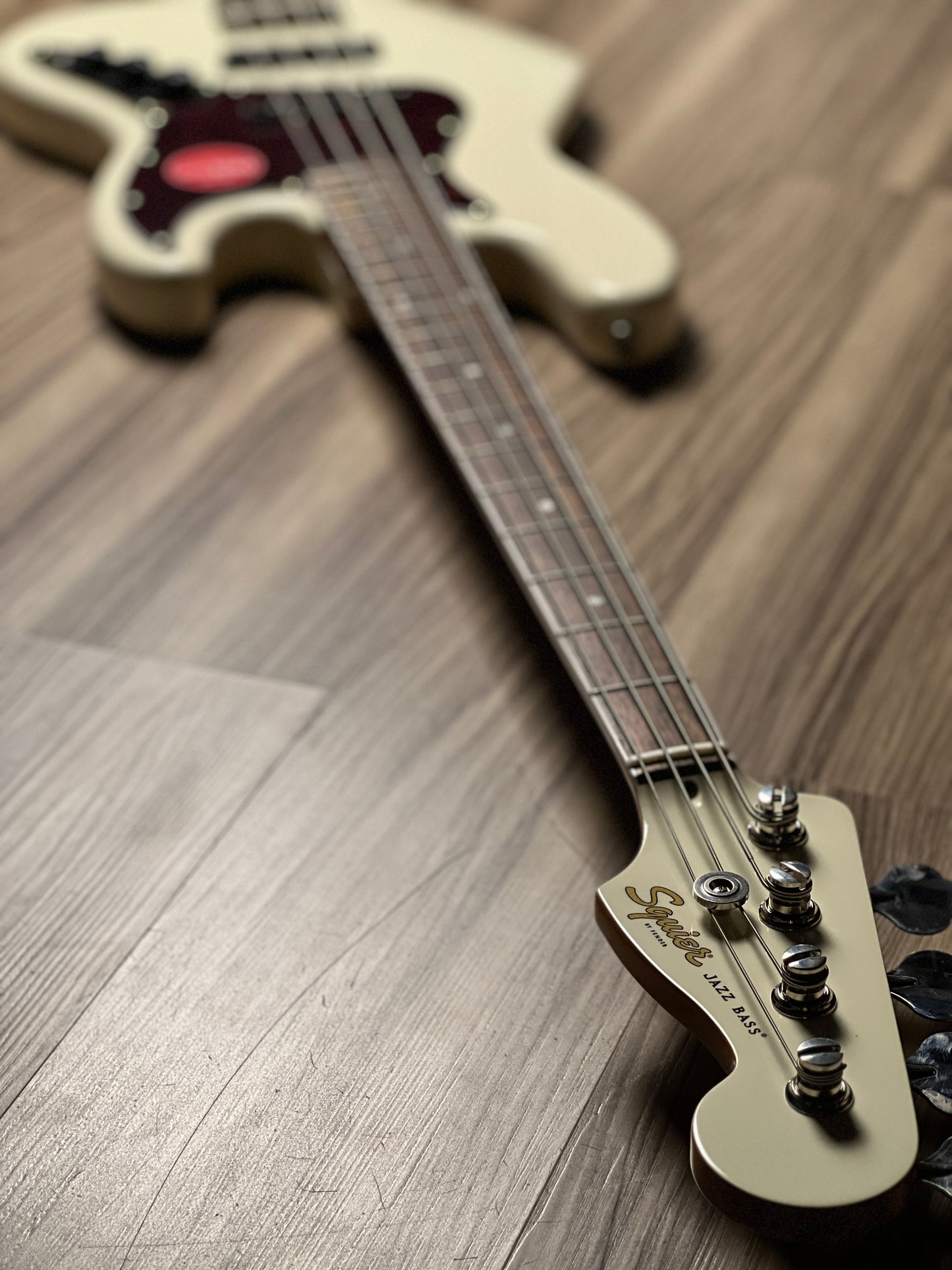 Squier Limited Ed Classic Vibe 60s Mid-60s Jazz Bass with Laurel FB in Olympic White