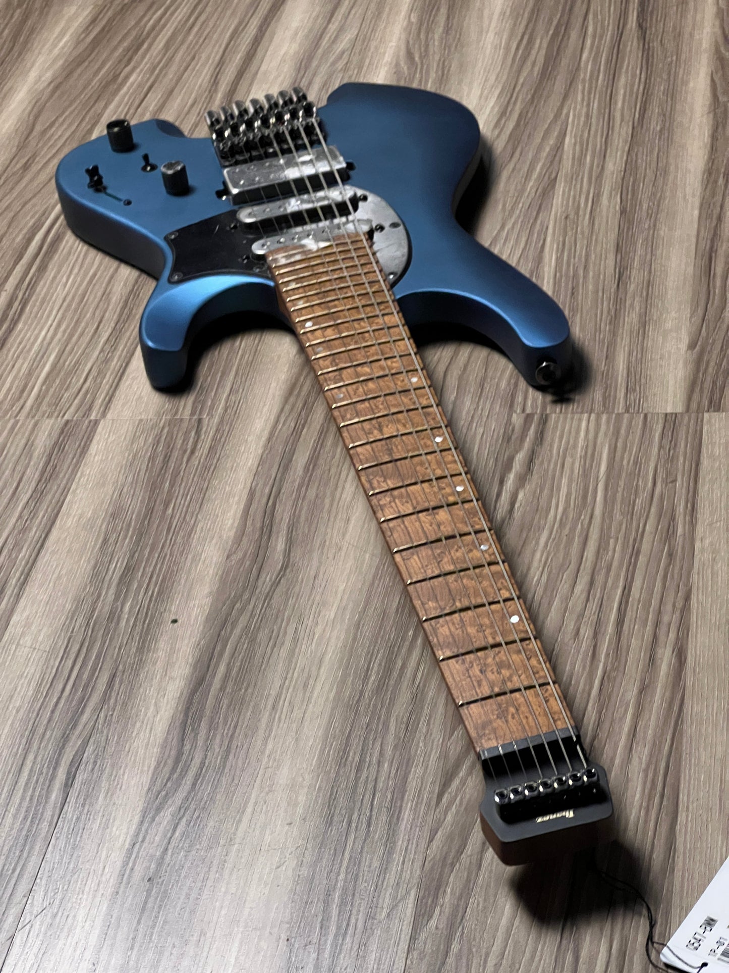Ibanez Q547-BMM Headless wih Bag in Blue Chameleon Metallic Matte