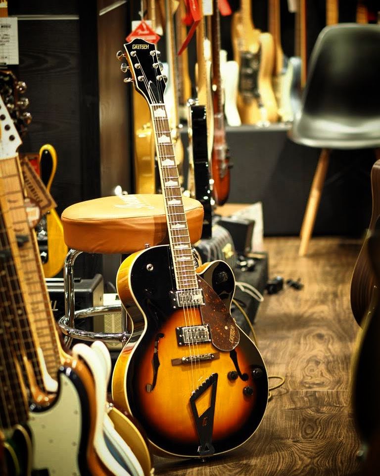 Gretsch G2420 Streamliner Hollowbody in Aged Brooklyn Burst