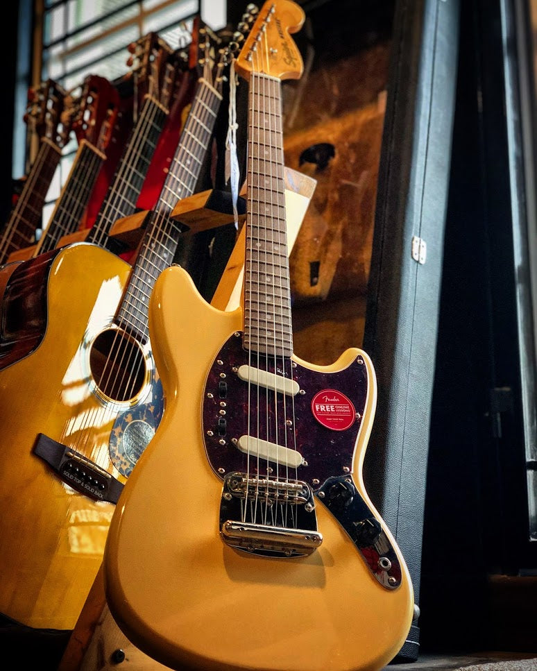 Squier Classic Vibe `60s Mustang - สีขาววินเทจ