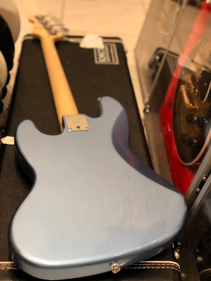 Squier affinity Jazz Bass with Laurel FB in Lake Placid Blue