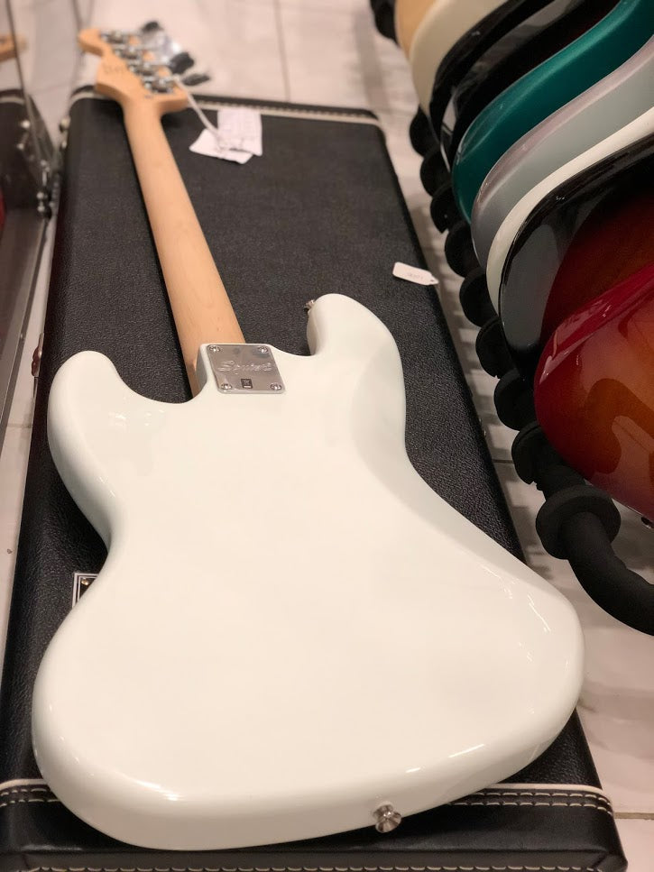 Squier affinity Jazz Bass with Laurel FB in Sonic Blue