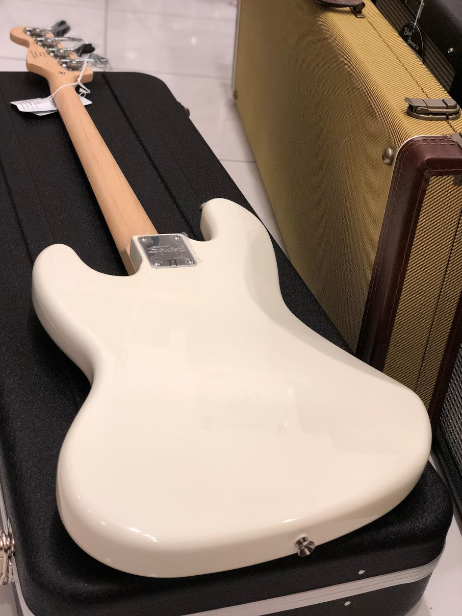 Squier affinity Jazz Bass with Laurel FB in Vintage White