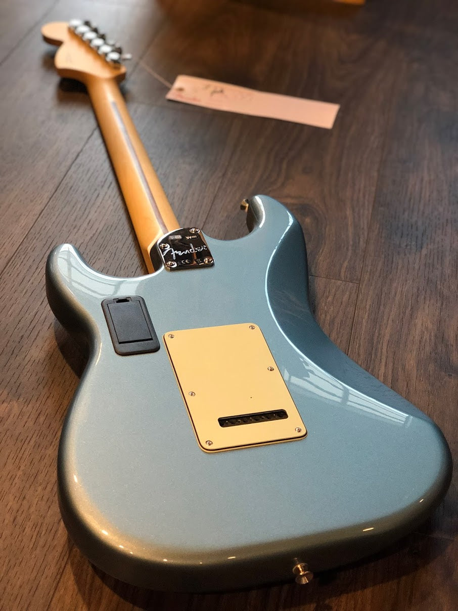 Fender Deluxe Roadhouse Stratocaster Rosewood Mystic Ice Blu