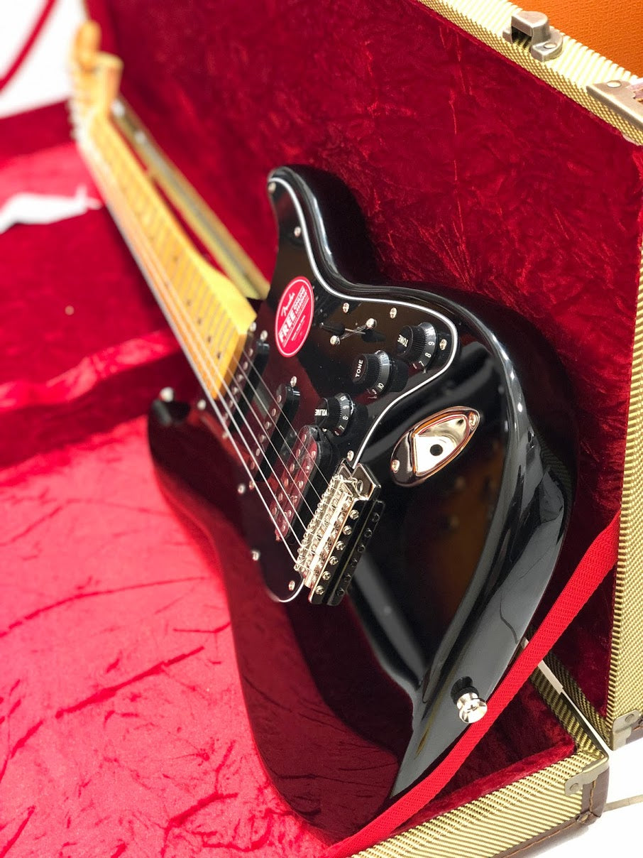 Squier Classic Vibe 70s Stratocaster HSS in Black with Maple FB