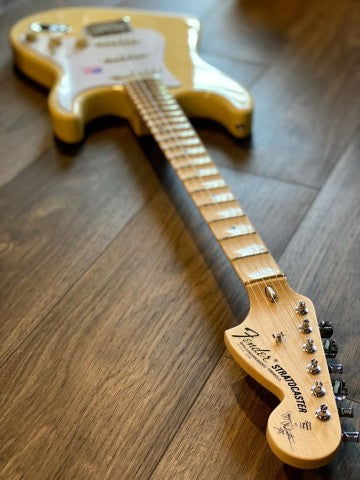 Fender Artist Yngwie Malmsteen Strat Scalloped Maple FB in Vintage White