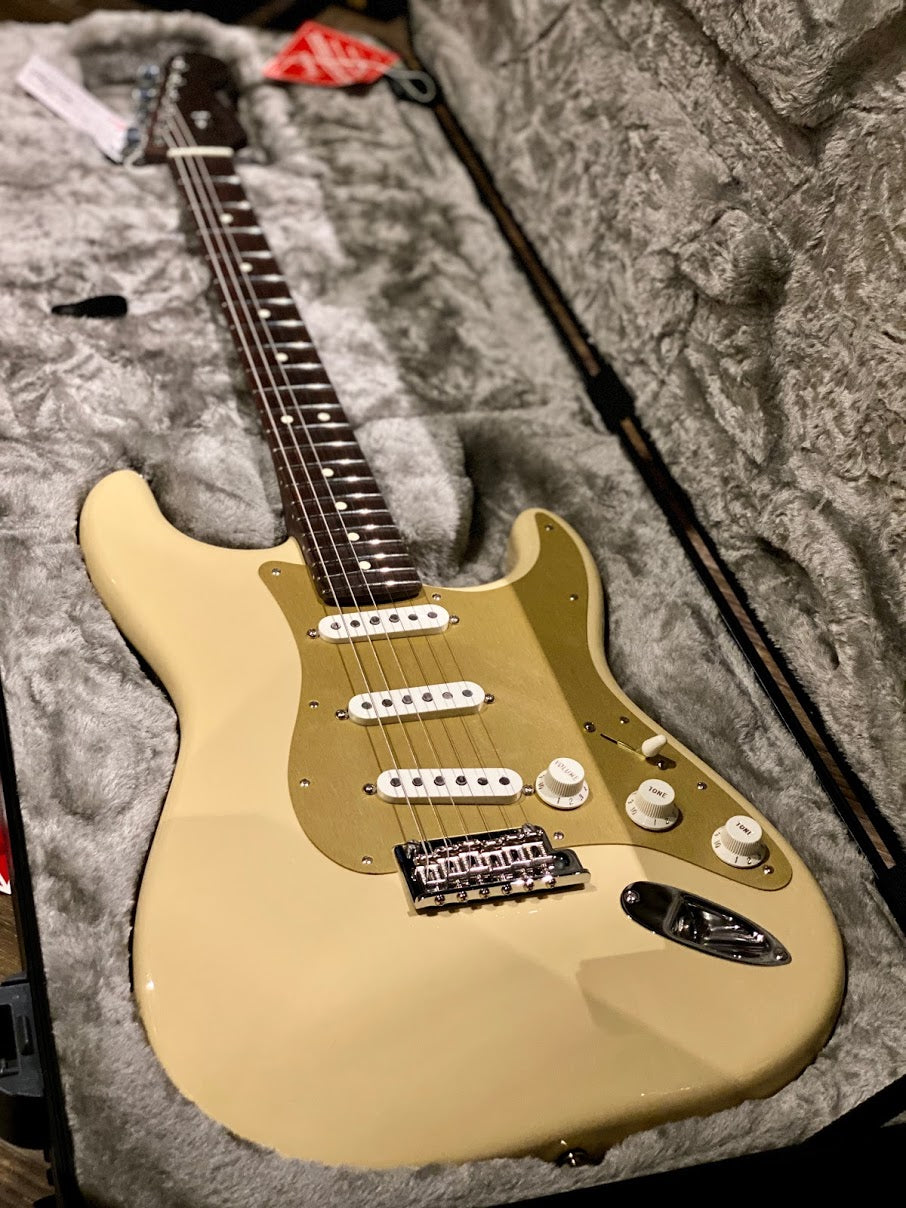Fender Limited Edition American Professional Stratocaster Rosewood FB in Dessert Sand