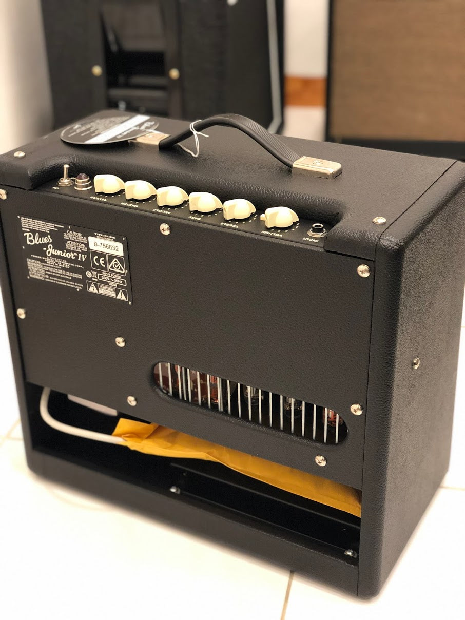 Fender Blues Junior IV 15W 1x12 นิ้ว Tube Combo Amp - สีดำ