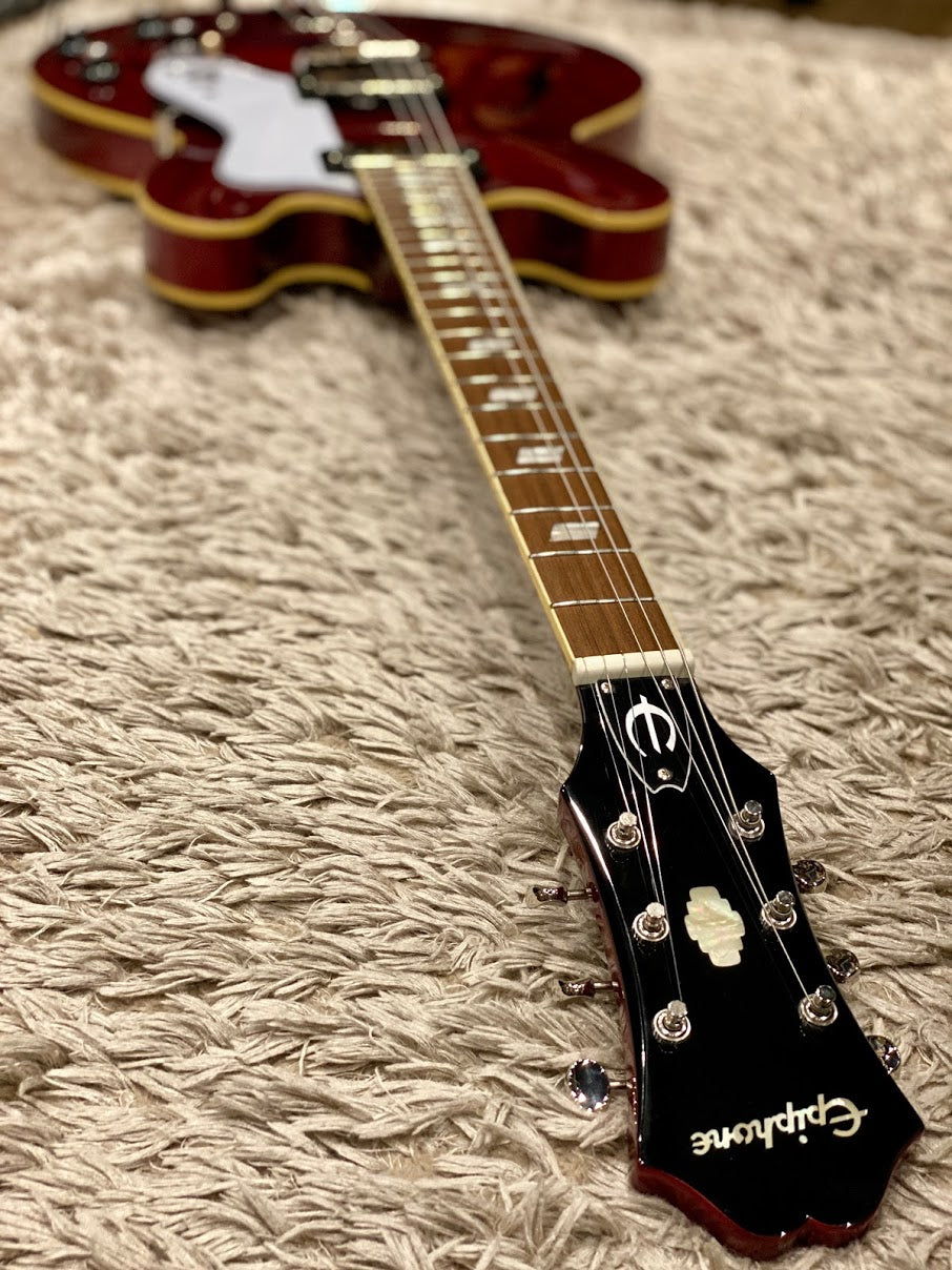Epiphone Riviera ทรงกึ่งกลวงพร้อมท่อไอเสีย Frequensator สี Sparkling Burgundy