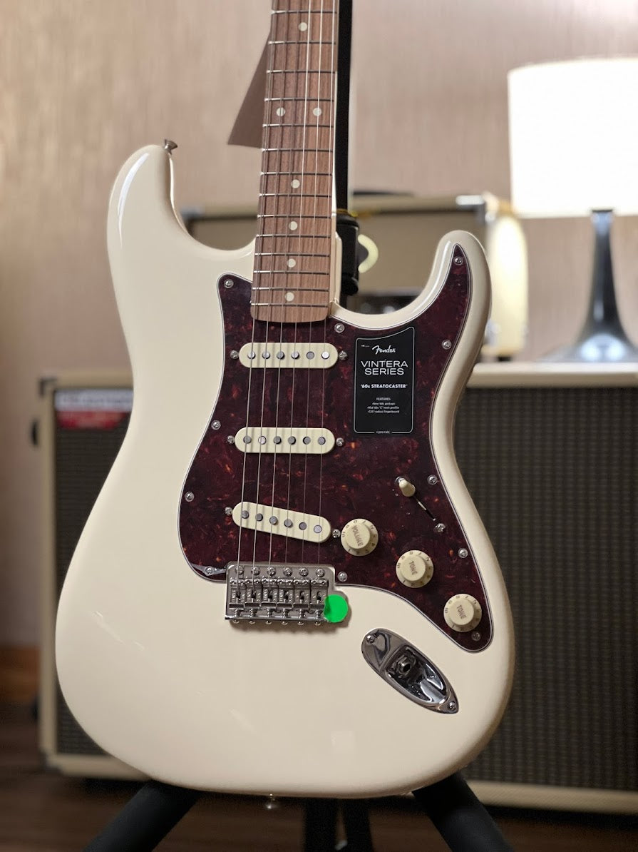 Fender Limited Edition Vintera 60s Stratocaster with Pau Ferro FB in Olympic White