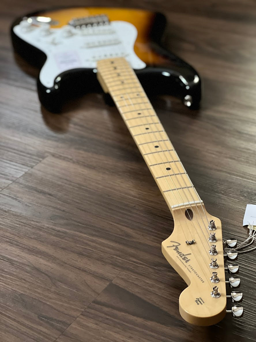 Fender Japan Traditional II 50s Stratocaster พร้อม Maple FB ใน 2 Tone Sunburst