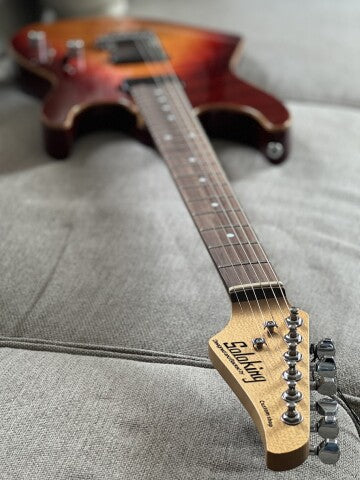 Soloking MS-1 Custom 22 HH MOD Flat Top พร้อม EMG 81/85 ใน Fire Wakesurf พร้อม Rosewood FB