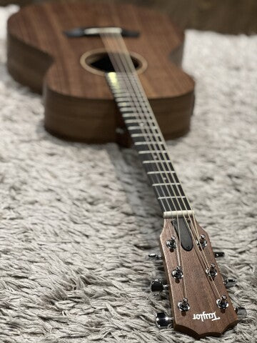 กีต้าร์โปร่งคอนเสิร์ต Taylor Academy 22e Grand พร้อมเสื้อและกระเป๋าวอลนัท