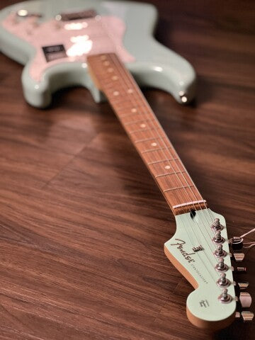 Fender Player Series Stratocaster with Pau Ferro FB in Surf Green