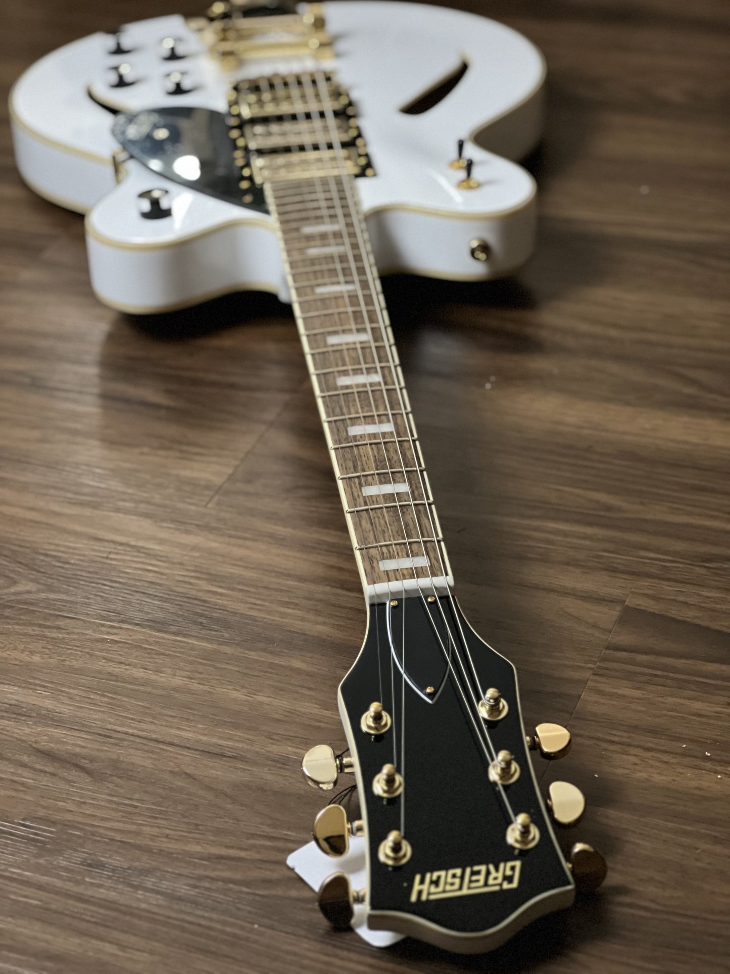 Gretsch FSR G2627TG Streamliner Center Block 3 ปิ๊กอัพพร้อม Bigsby สีขาว