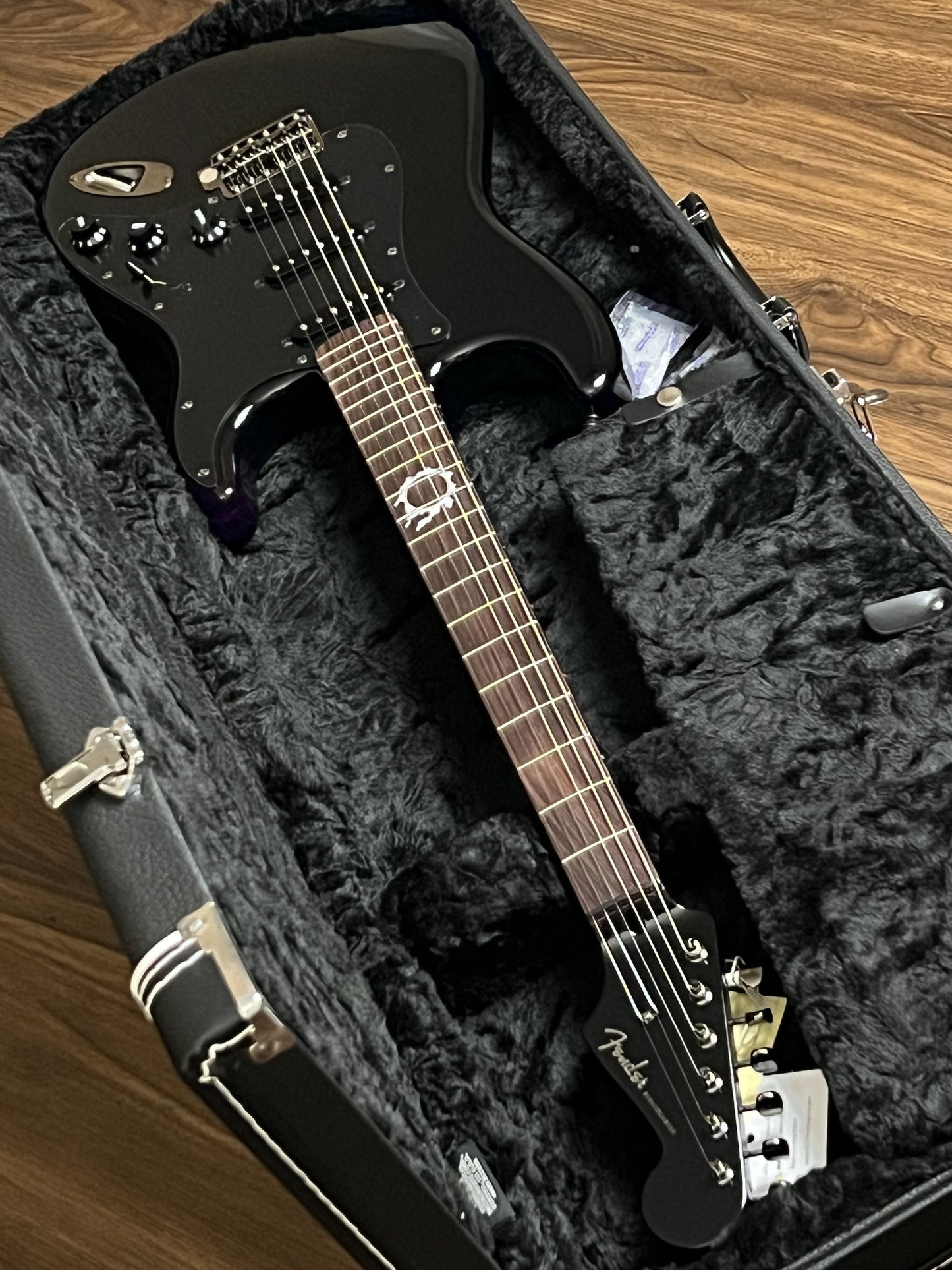 Fender Final Fantasy XIV Stratocaster พร้อม Rosewood FB สีดำ