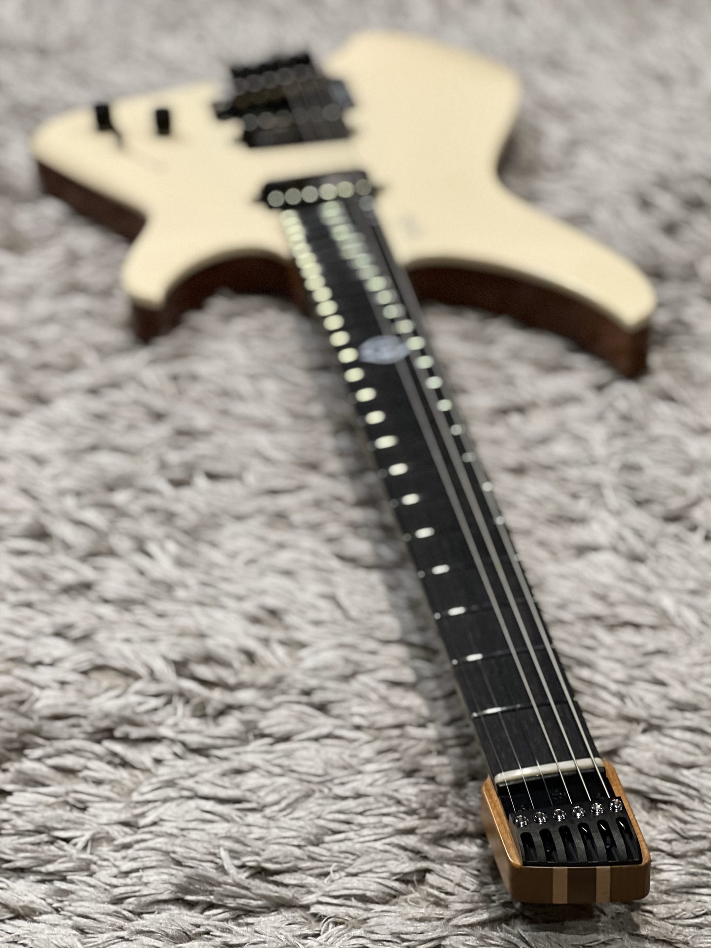 Aguda Black Hole in White with Natural Back