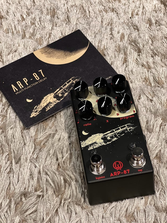 Walrus Audio ARP 87 มัลติฟังก์ชันดีเลย์ในซีรีย์ Obsidian