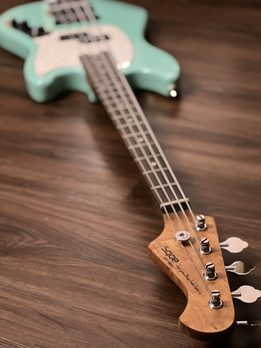 SQOE SPJ400 Short Scale Roasted Maple Series Bass in Surf Green