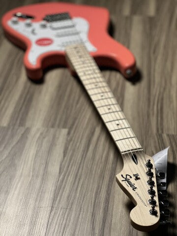 Squier Sonic Stratocaster HSS พร้อมปิ๊กการ์ดสีขาวพร้อม Maple FB สี Tahitian Coral