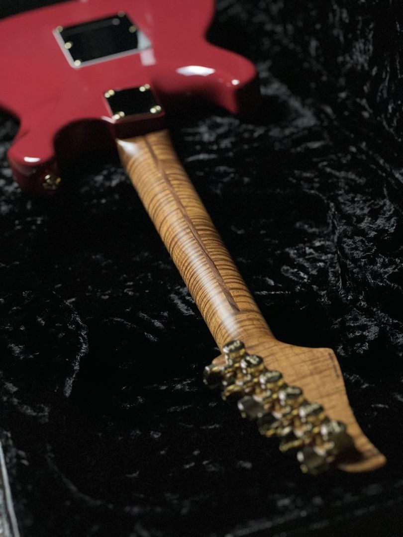 Suhr Classic Antique Custom Dakota Red with Gold Package