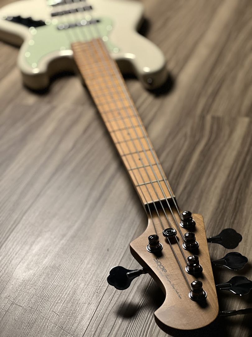SQOE SJB650 Roasted Maple Series 5 String Bass in Vintage White
