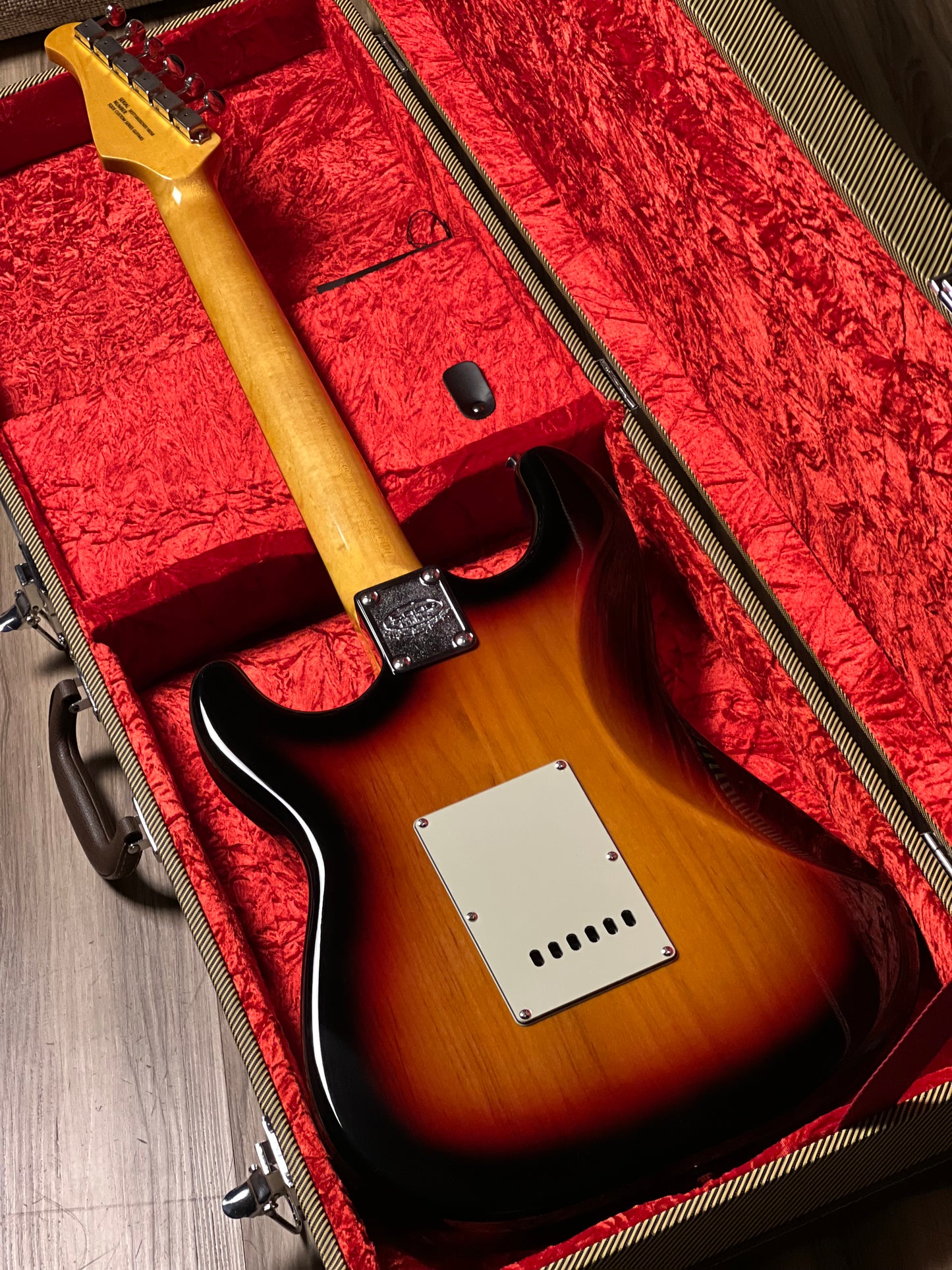 SQOE SEST1002 SB SSS Custom Shop Series in 3-Tone Sunburst Limited Edition with Hardshell Case