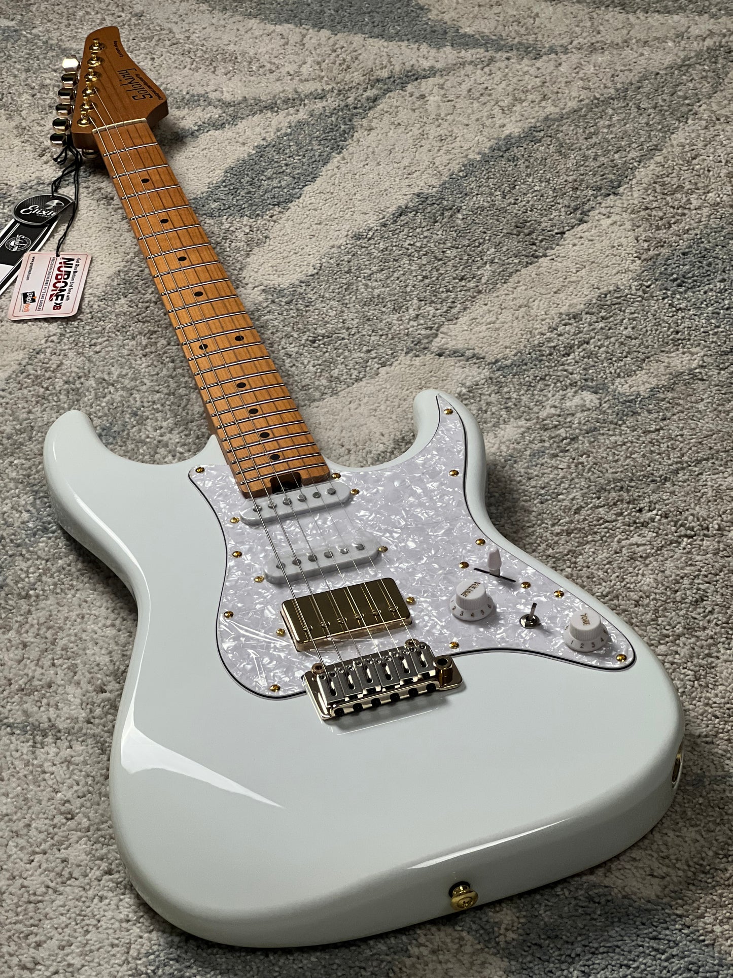 Soloking MS-11 Classic MKII ใน Olympic White พร้อมฮาร์ดแวร์สีทองและ Roasted Maple FB