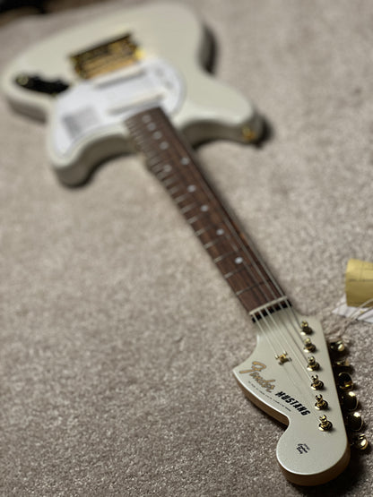 Fender Japan Traditional 2025 Collection 60s Mustang with RW FB in White Pearl JD25012670