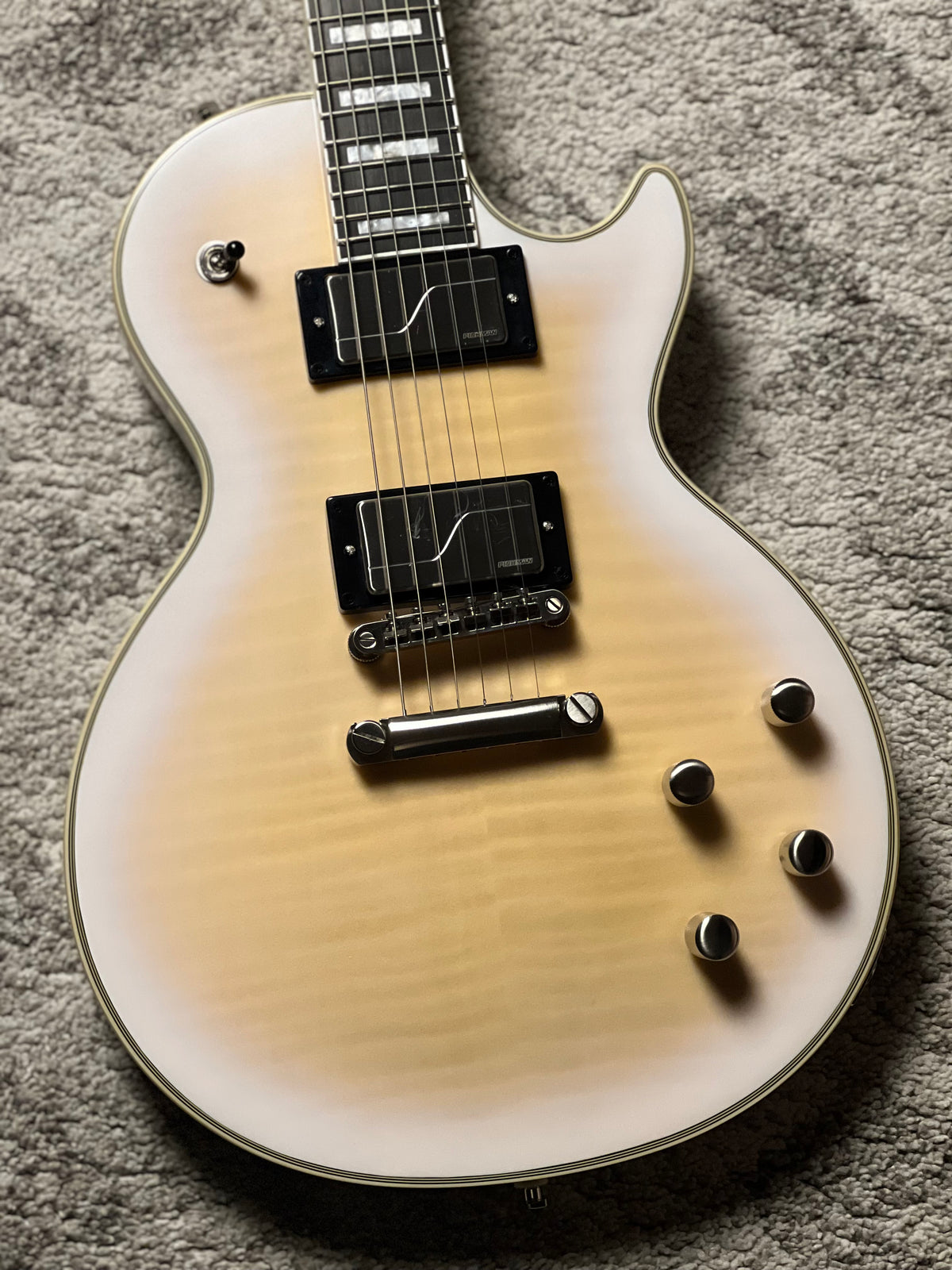 Epiphone Les Paul Prophecy Inspired by Gibson in Aged White Tiger